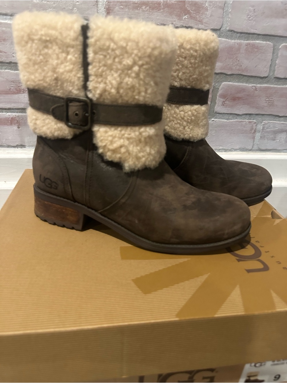 UGG Women's Shearling Cuff Leather Boot Sz 9